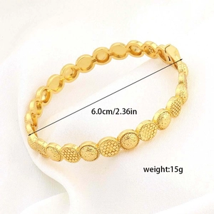 Detailweergave van de 24k vergulde armband met honingraatpatroon en 6cm binnendiameter