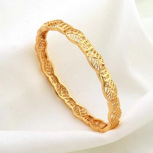 Dettaglio del bracciale placcato oro 24K con intricati motivi geometrici traforati eleganti