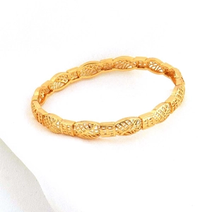Dettaglio del motivo a fragola traforata sul bracciale rigido placcato oro 24 carati da sposa