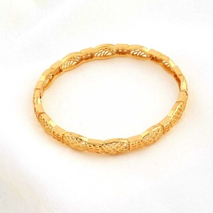 Bracciale rigido placcato oro 24K con motivo a conchiglia d'ananas e simboli tradizionali