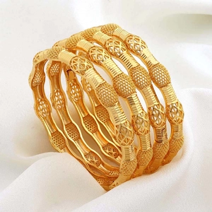Set di bracciali rigidi in oro con cuore traforato e finitura opaca per donne