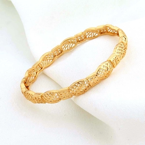 Dettaglio ravvicinato del bracciale placcato oro 24K con motivi traforati a forma di ananas