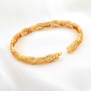 Dettaglio del bracciale rigido ananas placcato oro 24K con motivi floreali traforati