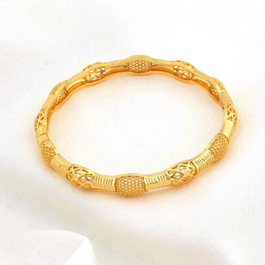 Vista ravvicinata del bracciale dorato con cuori intrecciati e dettagli della chiusura