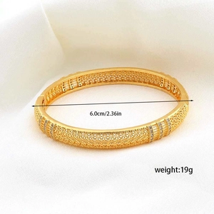 Dettaglio di bracciale traforato placcato oro 18k con fiori e cristalli da 6,0 cm