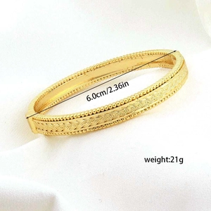 Dettaglio di un bracciale a treccia placcato oro 24k con diametro interno di 6,0 cm e peso
