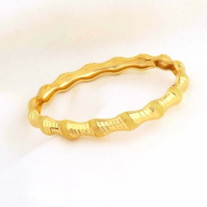 Gepolijste gouden bamboe armband met matte segmenten en een stevige sluiting voor