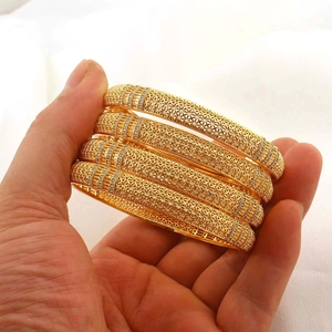 Set di quattro bracciali rigidi placcati oro 18k con intagli floreali e zirconi donna