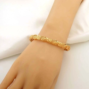 Bracciale traforato placcato oro 24K con motivi a foglia e trama stile ananas