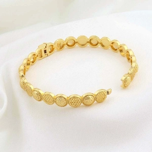 Macro-opname van een 24k vergulde armband met honingraatstructuur en een stevige sluiting