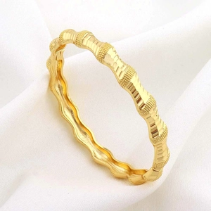 Gouden bamboe armband met verticale strepen en een matte afwerking voor dames