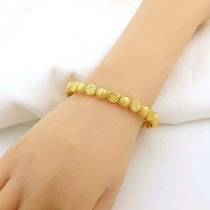 Retro 24k vergulde armband met een gestructureerd schubbenpatroon en veilige sluiting