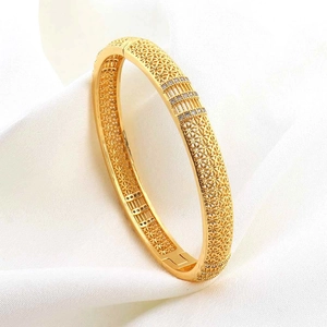 Bracciale rigido placcato oro 18k con incisioni floreali e pietre bianche scintillanti