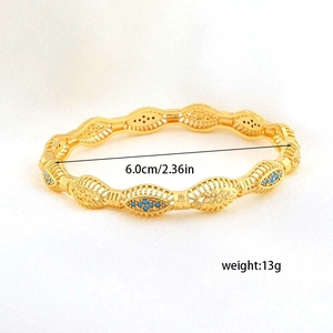 Detail van 18k vergulde opengewerkte armband met turquoise en 6,0cm binnendiameter