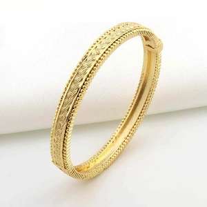 Dettaglio ravvicinato del bracciale placcato oro 24k con maglia intrecciata e chiusura vintage