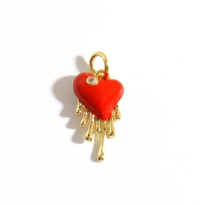 Dettaglio pendente a cuore rosso con gocce dorate ed un piccolo cristallo zircone