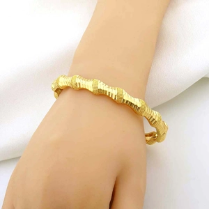 Detail van de gouden bamboe armband met ruitpatroon en handige kliksluiting