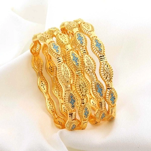 Set van vier 18k vergulde armbanden met geometrische patronen en blauwe stenen