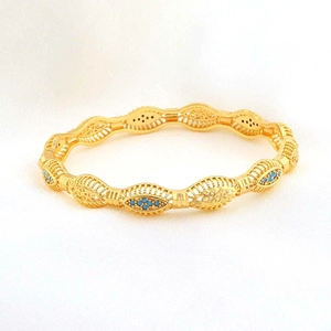 Detail van de 18k vergulde armband met opengewerkte bloemmotieven en blauwe stenen