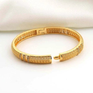 Dettaglio del bracciale placcato oro 18k con trama traforata e meccanismo di chiusura