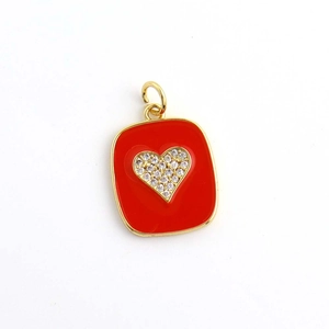 Dettaglio del ciondolo a cuore in smalto rosso con zirconi e finitura in oro
