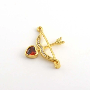 Pendentif flèche de Cupidon avec pierre cœur rouge et zircons en cuivre plaqué or 18K
