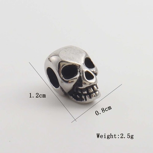 Tabella taglie dettagliata del ciondolo teschio argento con misure 1,2 cm x 0,8 cm