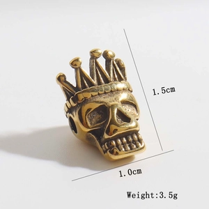 Dettaglio del teschio con corona, dimensioni 1,5cm per 1,0cm e peso di 3,5g