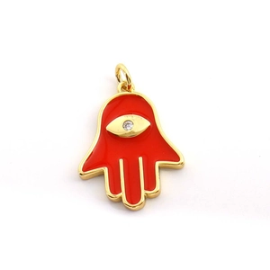 Dettaglio del ciondolo Mano di Fatima in smalto rosso con intarsio in zircone bianco