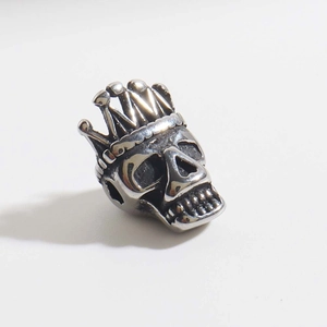 Dettaglio charm teschio argento con corona per braccialetti fai da te e bigiotteria
