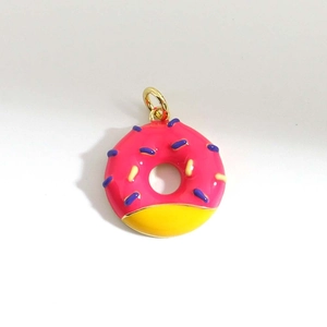 Pendente donut rosa e giallo in smalto con anello dorato per creazione di gioielli