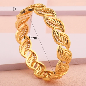 Gedetailleerd zicht op een gouden open armband met bladmotief en 6,0 cm diameter