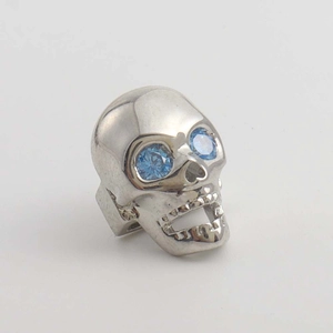 Dettaglio di un teschio in argento con zirconi blu per la creazione di gioielli