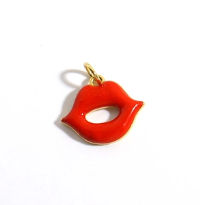Dettaglio del ciondolo labbra rosse in smalto con elegante gancio dorato per fare gioielli