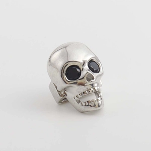 Dettaglio di accessorio teschio in argento con occhi in zircone nero per gioielli fai da te