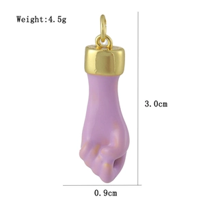 Détail du pendentif poing violet avec dimensions de 3,0 cm de haut et 0,9 cm de large