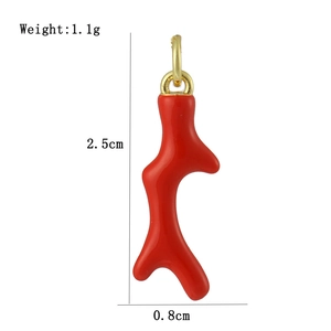 Détail macro du pendentif corail rouge avec dimensions 2,5x0,8cm et poids 1,1g affichés
