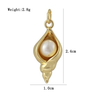 Vue détaillée d'un pendentif coquillage doré avec perle blanche et dimensions précises
