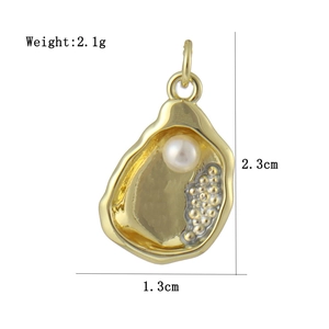 Détail d'un pendentif perle en nacre dorée avec dimensions et poids de 2,1g inclus