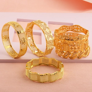 Detailweergave van de holle bloempatronen op de 18k vergulde armbandenset voor dames