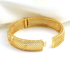 Luxe vergulde armband met opengewerkt roosterontwerp en mechanische scharniersluiting