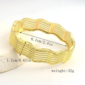 Dettaglio del bracciale placcato oro con bordi a onda e trama perlata, larghezza 1,7 cm