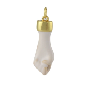 Détail macro du pendentif main de Figa en émail blanc avec fermoir doré pour bijoux