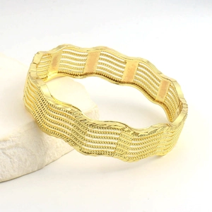Bracciale a polsino placcato oro ondulato con trame di corda intrecciata e chiusura chic