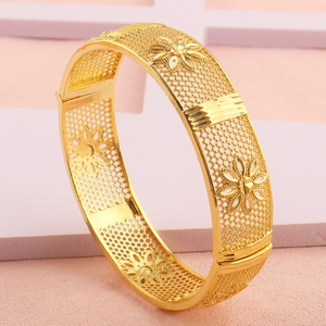 Brede 18k vergulde mesh armband met hol bloemmotief en handige kliksluiting voor dames