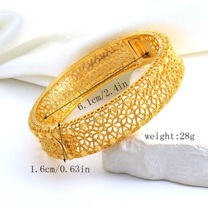 Dettaglio del bracciale largo placcato oro 24K con diametro 6,1 cm e motivi traforati