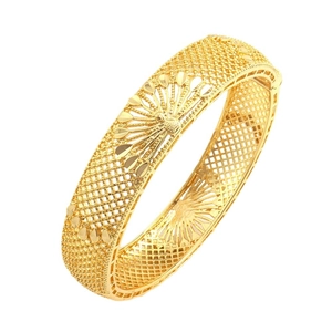 Gouden opengewerkte pauw armband met bloemig houtsnijwerk en Dubai sluiting