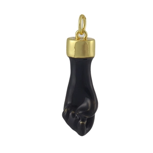 Pendentif Mano Figa noir poli avec capuchon en métal doré sur fond blanc pur