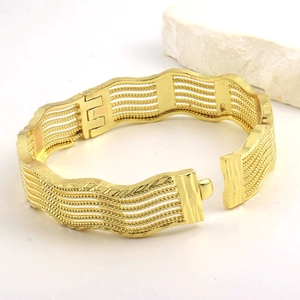 Bracciale a polsino ondulato placcato oro con catene multiple e chiusure incise a mano