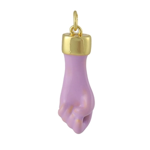 Vue détaillée d'un pendentif main en émail lilas avec un anneau en métal doré poli